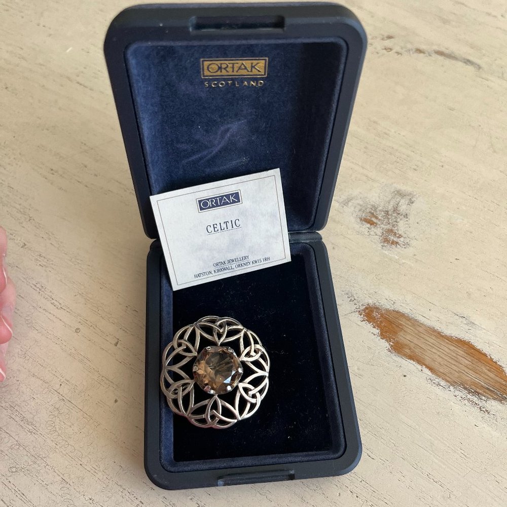 Ortak Scotland Celtic Knot brooch with Stone
